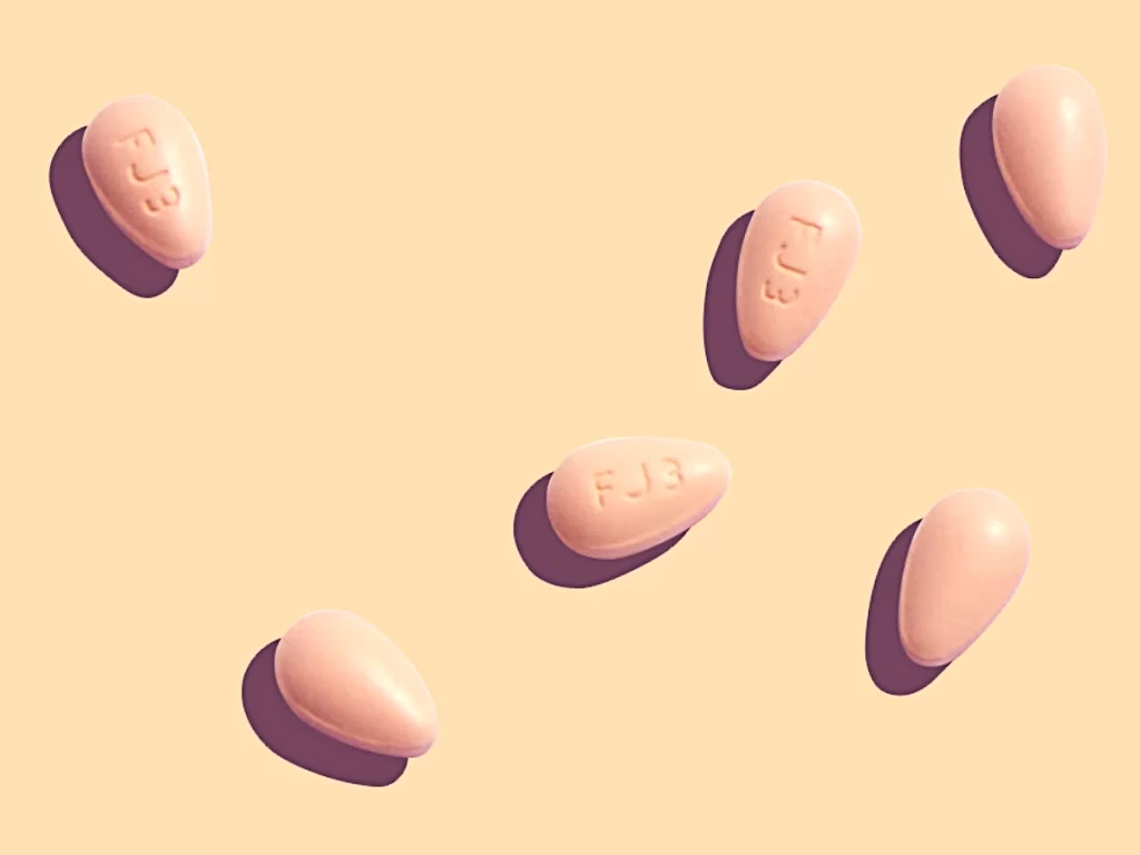 Tadalafil Dosierungsleitfaden 2 Hand, die eine Tadalafil-Tablette hält und nebeneinander liegt