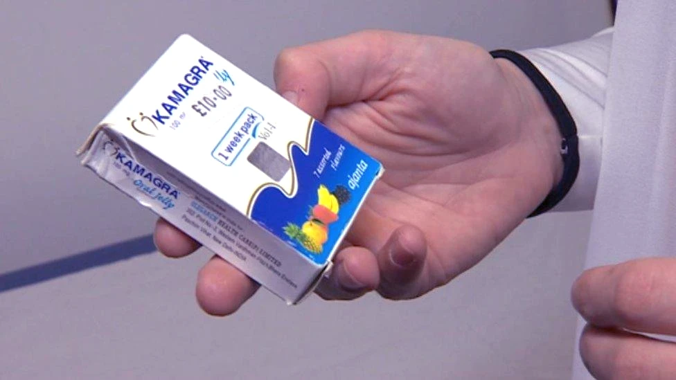 Zu vermeidende Lebensmittel bei der Einnahme von Kamagra 1 Hand eines Arztes mit einer Packung Kamagra Oral Jelly