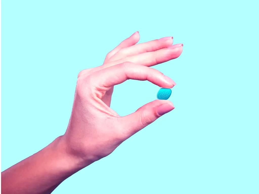Hand hält Kamagra-Pille-1