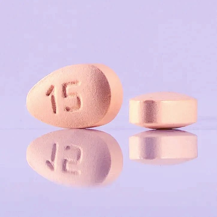 Cialis® (Tadalafil): Anwendung, Nebenwirkungen und mehr 1 2 Tabletten von Cialis nebeneinander
